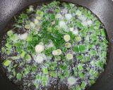 Foto del paso 1 de la receta: 🔥🥘 Salsita picante para el Locro 🥘🔥3 ingredientes: cebolla de verdeo, aceite y especias