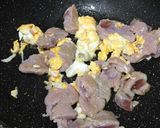 รูปขั้นตอนการทำที่ 4 ของ ข้าวผัดหมูนุ่มไส้กรอกสไปซี่