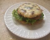 Foto del paso 3 de la receta: Patacón pisa’o / hamburguesa de pollo y salchichas de cerdo