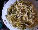 Foto del paso 3 de la receta: Tallarines y espárragos a la manteca sarteneados