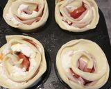 A picture of step 3 of Ham, tomato and goat's cheese roses.