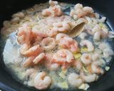 A picture of step 2 of Garlic Shrimp with Paprika 🦐🌶️.