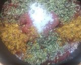 Foto del paso 5 de la receta: Espaguetis en canasta de hamburguesa casera y picante de tomate