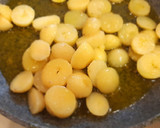 Foto del paso 5 de la receta: Tortilla de gambas al ajillo y patatas