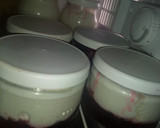 Foto del paso 8 de la receta: Yogurt Griego hecho con LECHE EN POLVO, con colchón de grosellas
