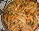 Foto del paso 3 de la receta: Fideos integrales con verduras (zanahoria, morrón, tomate, ajo y espinaca.)