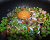 Foto del paso 4 de la receta: Sartén de guisantes, shitake, huevo y jamón