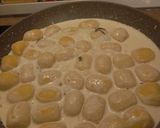 Foto del passaggio 4 della ricetta Gnocchi ripieni allo speck, conditi con crema di asparagi selvatici