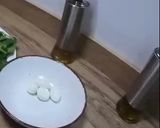 Foto del paso 1 de la receta Ensalada de espinacas y huevos de codorniz
