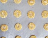 Foto langkah ke 10 dari resep Butter Kukis Koin Almond Wijen (kue Lebaran).