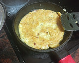 Foto del paso 2 de la receta: Bocadillo de tortilla vaga de papas de paquete y jamón serrano con lechuga, tomate y aguacate