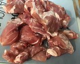 Une image de l'étape 1 de Araignée de porc marinée oignon rouge et romarin.