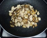 Foto del paso 6 de la receta: Tiburones salteados con champiñones y pollo en salsa de tomate