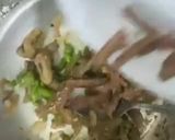 صورة لخطوة 3 من وصفة -بيض بالسجق ودبس الرمان 🍳🥓!