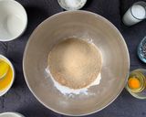 Foto del passaggio 2 della ricetta Tortino al Cioccolato, Amaretti e Fragole