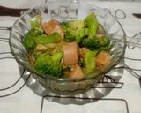 Foto langkah ke 3 dari resep Brokoli Sosis Saus Tiram.