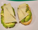 Foto del paso 4 de la receta: Desayuno con aguacate, queso de oveja y frutos secos