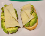Foto del paso 4 de la receta: Desayuno con aguacate, queso de oveja y frutos secos