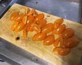 Une image de l'étape 4 de Melon farci aux tomates bicolores, feta, radis et menthe fraîche.