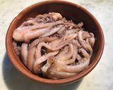 Foto del paso 1 de la receta: Calamardo en alfombra mágica(pizza integral de calamares)