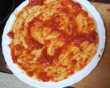 Foto del paso 2 de la receta: Pizza de espinacas, cebolla, bacon y aceitunas negras