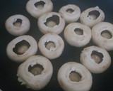 Foto del paso 4 de la receta: Champiñones rellenos en cama de patatas con tomillo y orégano