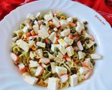 Foto del paso 4 de la receta: Ensalada de margaritas tricolor con queso feta y surimi