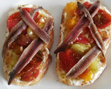 Foto del paso 6 de la receta: Tostadas de queso, cherry caramelizados y anchoa