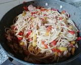 Foto del passaggio 5 della ricetta Spaghetti scanalati con tonno e peperoni