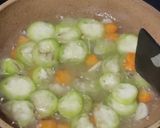 Foto langkah ke 3 dari resep Sayur Bening Oyong Wortel Telur.