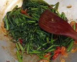 Foto langkah ke 4 dari resep Tumis Kangkung Saus Tiram.