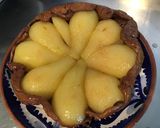 Une image de l'étape 10 de Tarte renversée « fleur de poires » pâte brisée chocolat.