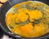 Foto del paso 1 de la receta: Huevos con jamón serrano y quesos
