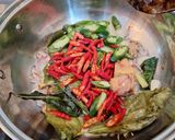 Foto langkah ke 3 dari resep Garang Asem Bumbu Iris Cemplang-Cemplung.