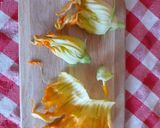 Foto del passaggio 1 della ricetta Gnocchetti in Zuppa di Cozze e Fiori di Zucchina