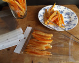 Foto del paso 4 de la receta: Bastoncitos de cáscara de naranja confitados (abrillantadaos)