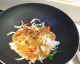 รูปขั้นตอนการทำที่ 3 ของ กุ้ง ปลาผัด ผงกะหรี่