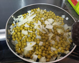 Foto del paso 2 de la receta: Guisantes con butifarra blanca y huevo