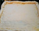 A szélein sajttal töltött, sonkás-gombás-kukoricás pizza recept fázis 3 fotója