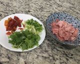 A picture of step 1 of 爆蔥辣椒豬片Green onion hot pepper pork.