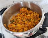 A picture of step 5 of Cauliflower peas and potato sabzi.