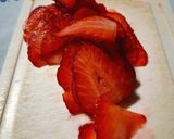 Foto del passaggio 3 della ricetta ​🍓 Girelle di sfoglia, crema di arachidi e fragole fresche 🍫