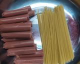 Foto langkah ke 1 dari resep Sosis Gurita Saos Spaghetti.