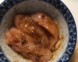Hình bước làm 2 của món Súp bí đỏ thịt ức gà ram xé topping lá mùi tây