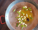 Foto del paso 5 de la receta: Paella de rape, puntilla y ajos tiernos