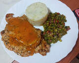 Foto del paso 15 de la receta: Chuletas de cerdo adobadas con puré de papas, guisantes y salsa