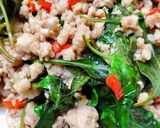 Hình bước làm 3 của món Thịt Heo Xào Lá Quế