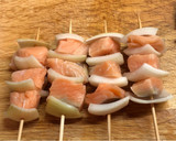 二式鮭魚便當菜：鮭魚烘蛋及串燒的食譜步驟1照片
