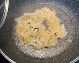 Foto del paso 1 de la receta: Perrito caliente con cebolla caramelizada, bacon y cheddar