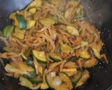 Foto del paso 4 de la receta: Sartén de huevos rotos con atún y verdura